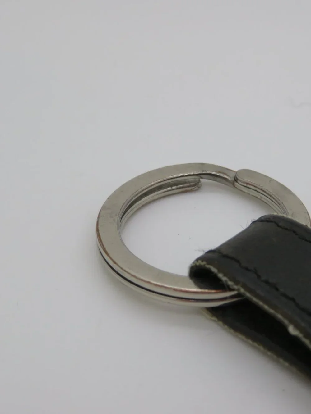Tumi MCMLXXV Logo Black Leather Strap Silver‑Tone Metal Key Fob Key Ring